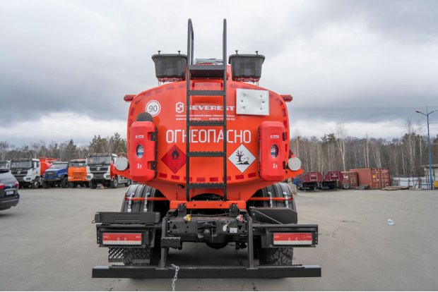 Лестница для подъема на площадку обслуживания цистерны