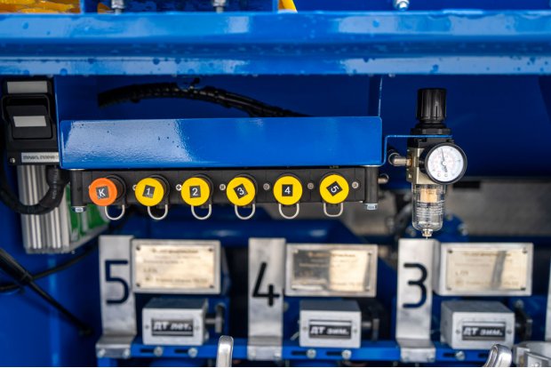 Блок пневмоуправления донными клапанами, манометр