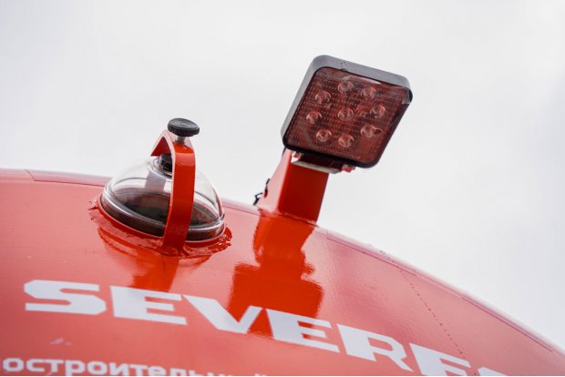 Смотровое окно емкости и фара-прожектор