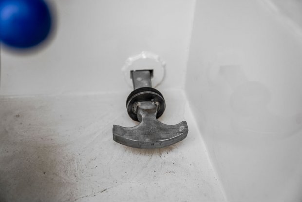 рукоятка управления донным клапанном.