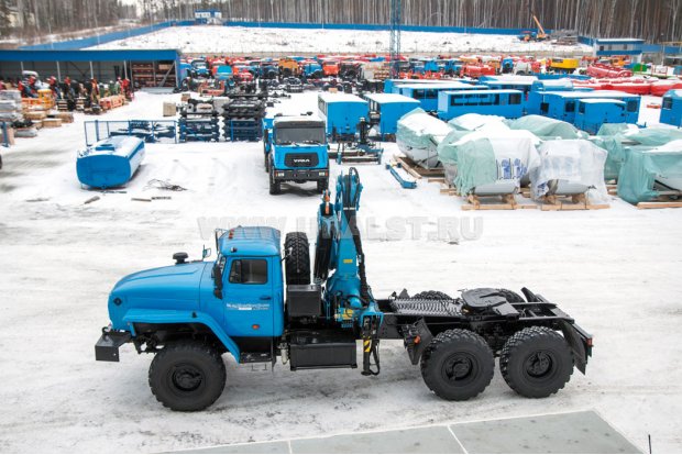 Тягач Урал 4320 с краном-манипулятором ИМ-240