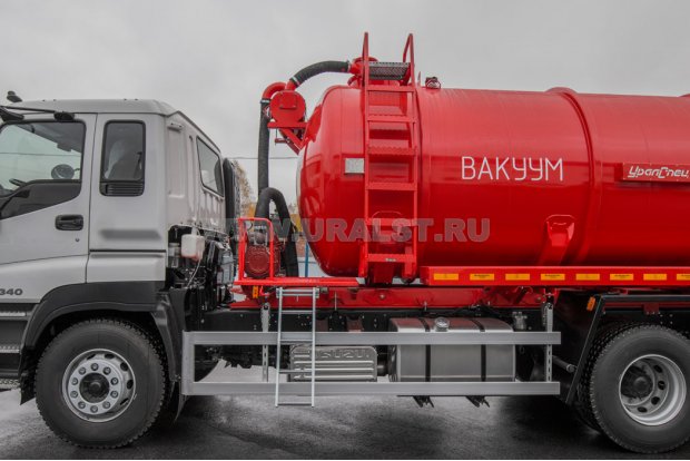 Лестница для подъема на площадку обслуживания заливной горловины