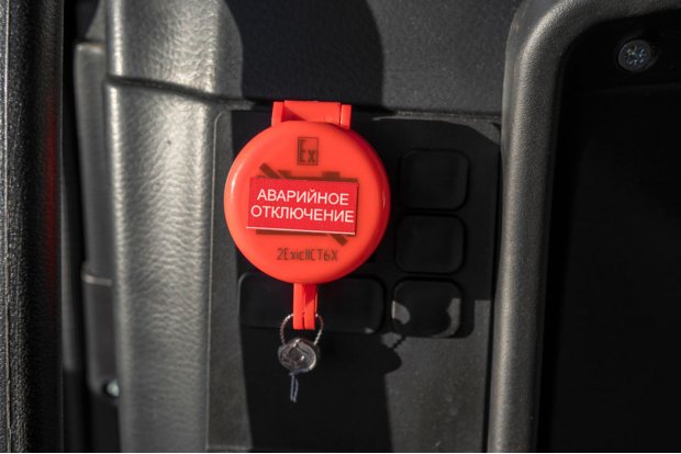 Кнопка отключения массы в кабине водителя