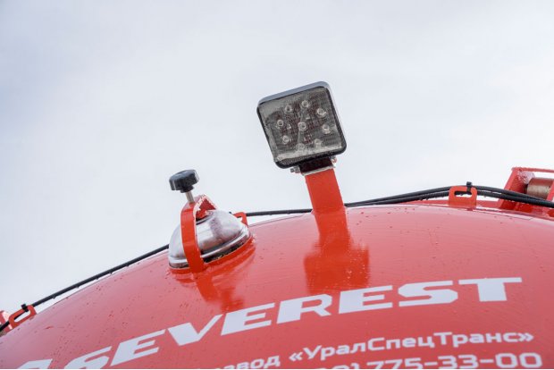 Смотровое окно емкости и фара-прожектор