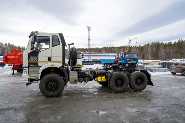 Седельный тягач УСТ 5453 FAW 3250 (6х6), КБ 3675, ССУ 1600 мм, 2", 14R20