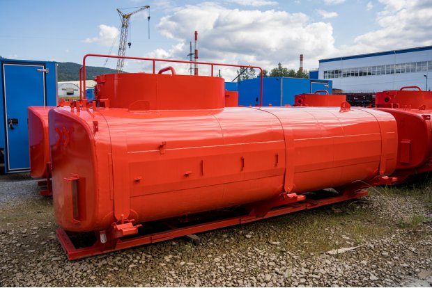 Цистерна с надрамником АТЗ-10Б