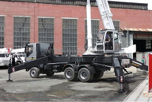 Автокран Челябинец КС-65717-34 на шасси IVECO Trakker в работе