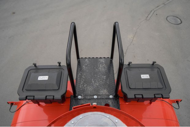 Площадка обслуживания цистерны и ящики для песка и кошмы