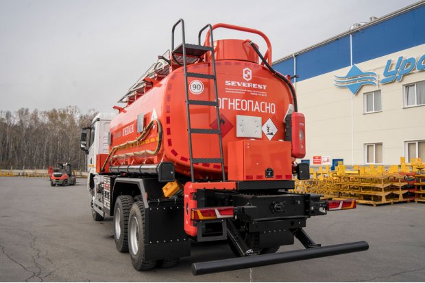 Лестница для подъема на площадку обслуживания цистерны