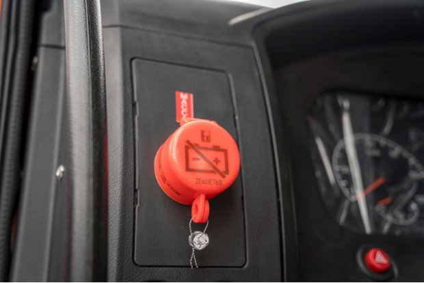 Кнопка отключения массы в кабине по ДОПОГ