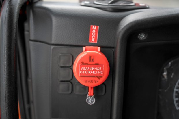 Кнопка отключения массы в кабине водителя