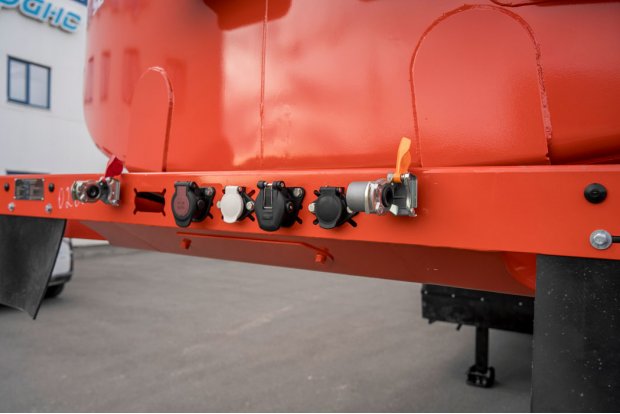 Разъемы для соединения электросистемы и пневмосистемы полуприцепа и тягача