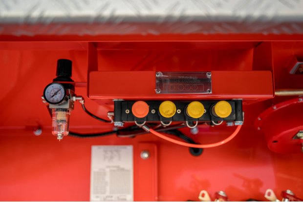 Блок пневмоуправления донным клапаном и манометр