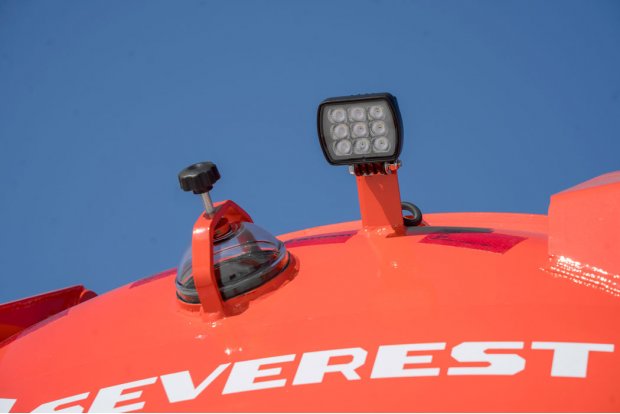 Смотровое окно цистерны и фара прожектор