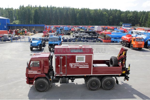 Передвижная авторемонтная мастерская (ПАРМ) на шасси Камаз 43118-46 с грузовой платформой и КМУ ИМ-95