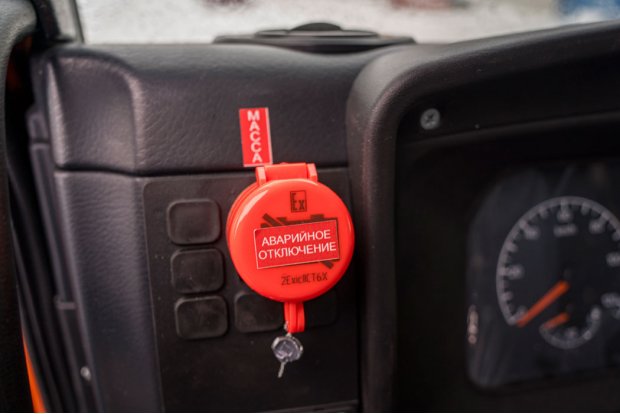 Кнопка отключения массы в кабине водителя