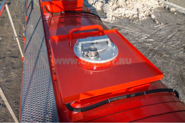 Заливные горловины цистерны