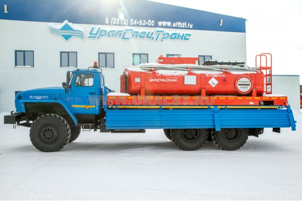 Бортовой контейнеровоз УСТ 54532Е Урал 4320-60 + Контейнер-цистерна КЦ-10