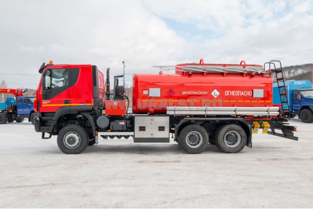 Автотопливозаправщик АТЗ-18-2 IVECO-AMT TRAKKER AD380T45W 4300 ММ, задний УВТ