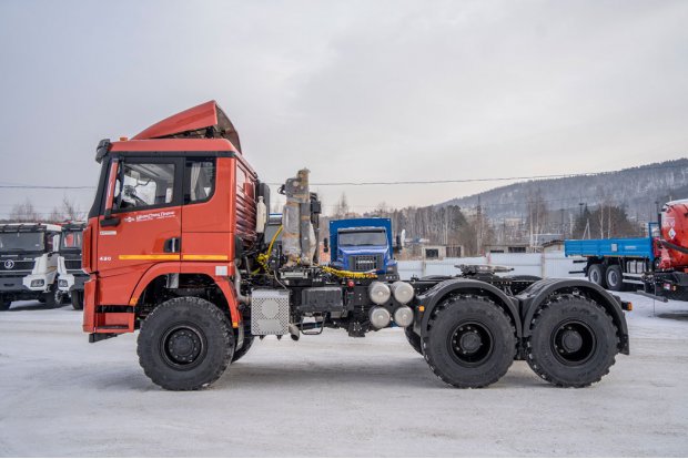 Седельный тягач УСТ 5453 SHACMAN (ШАКМАН) SX42586V385 (6х6), шины 14R20, ССУ 1630 ДОПОГ, гидрофикация