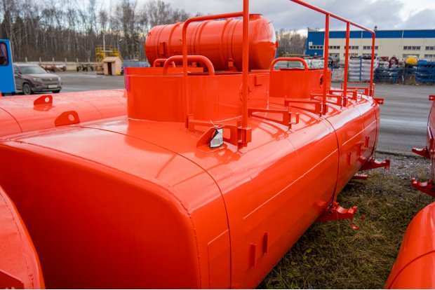 Цистерна с надрамником АТЗ 12-2Б