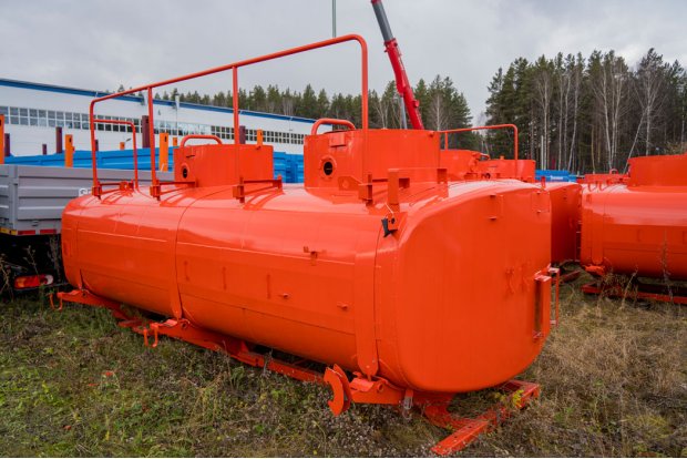 Цистерна с надрамником АТЗ 11-2Б