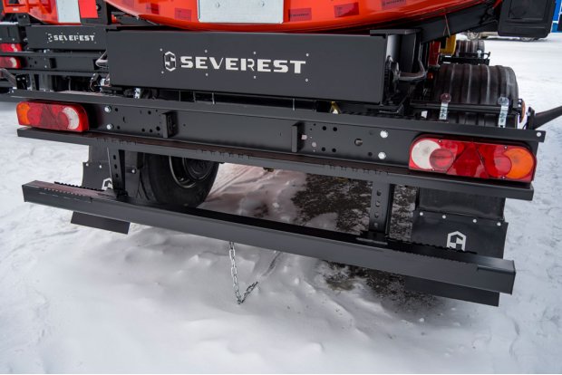 Заднее защитное устройство