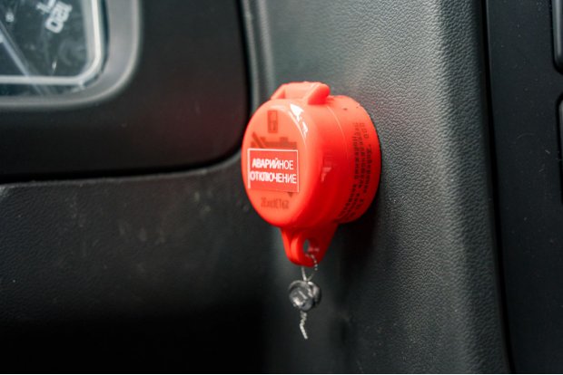 Кнопка отключения массы в кабине водителя