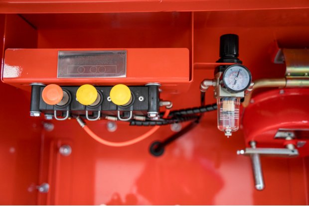 Блок пневмоуправления донными клапанами и манометр