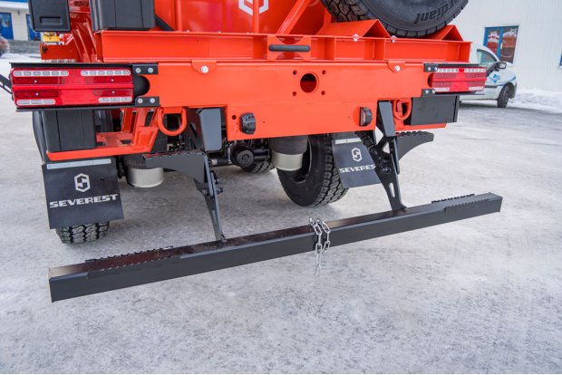 Заднее защитное устройство