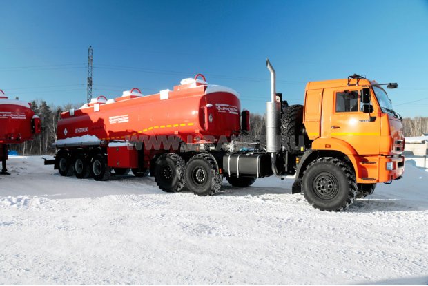 Автопоезд. Седельный тягач Камаз 6х6 с ППЦ 28Б-32-3