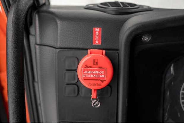 Кнопка отключения массы в кабине водителя