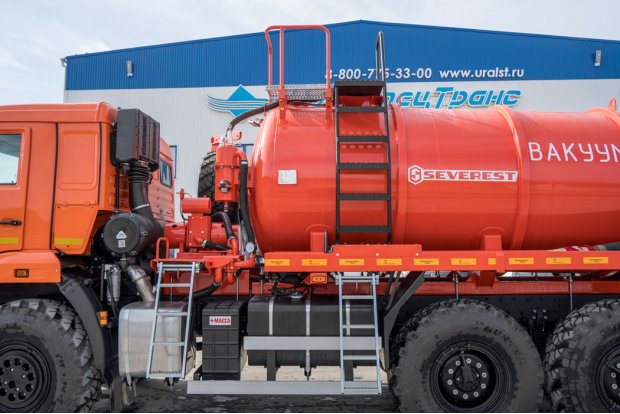 Лестница для подъема на площадку обслуживания цистерны