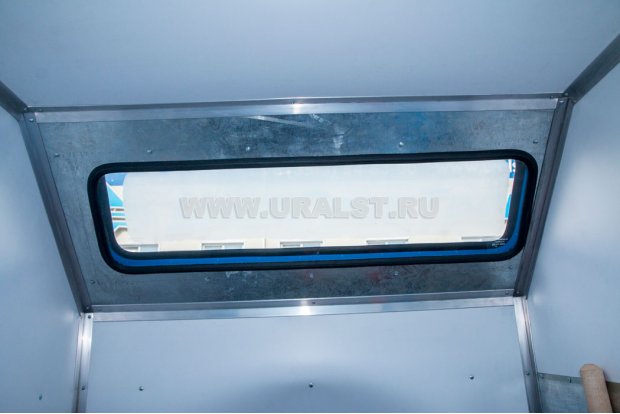 Окно на скосе фургона