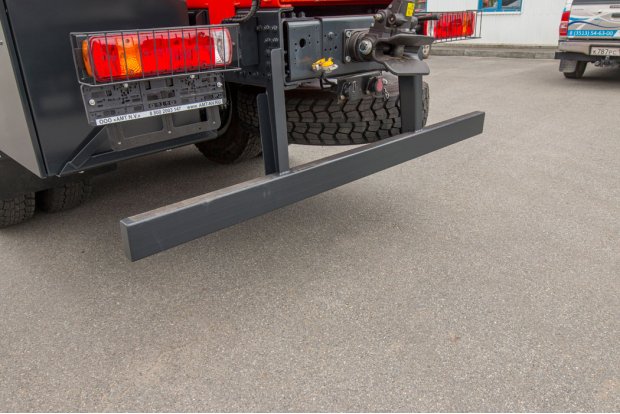 Заднее защитное устройство