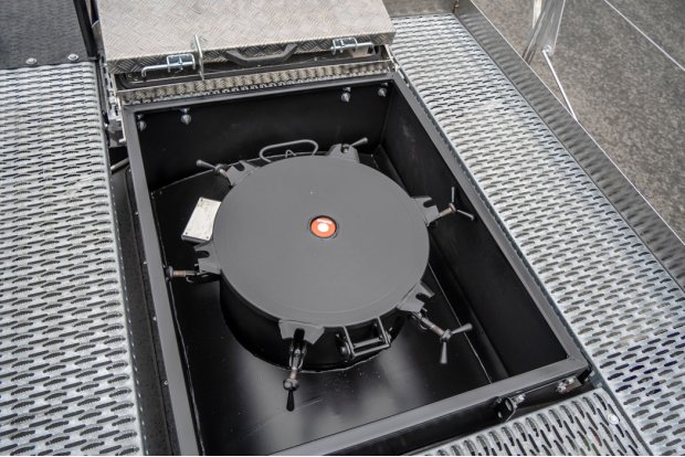 Заливная горловина цистерны