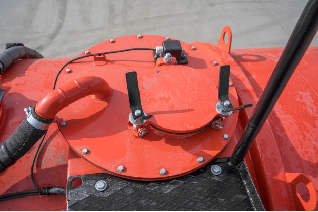 Люк-лаз с дополнительным люком для верхнего налива