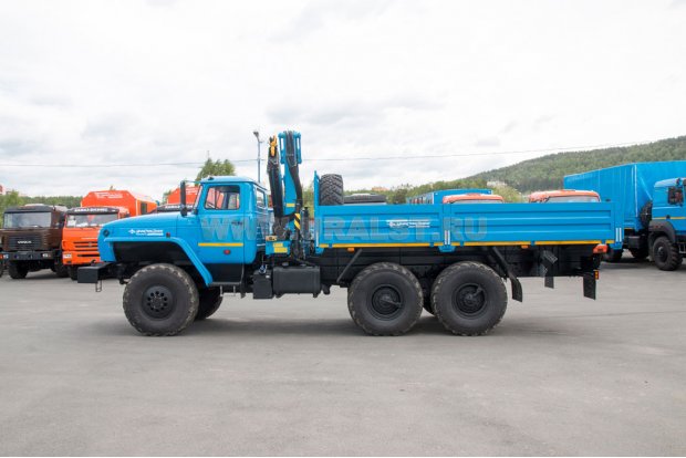 Автомобиль бортовой Урал 5557 с КМУ ИМ-95