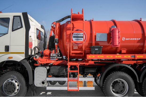 Лестница для подъема на площадку обслуживания цистерны