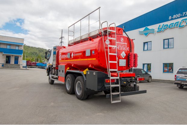 Лестница для подъема на площадку обслуживания цистерны