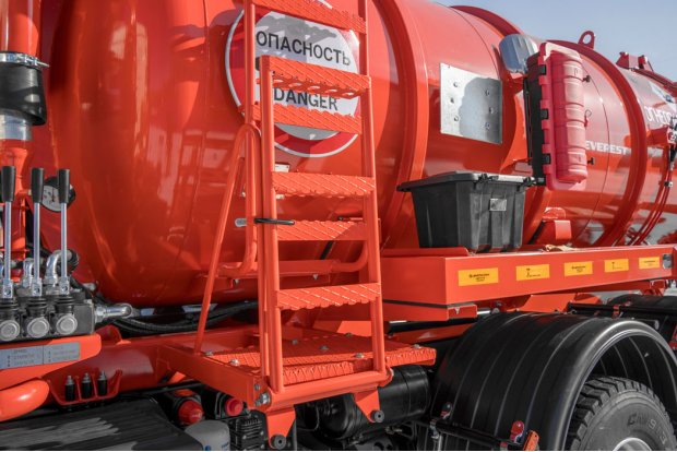 Складная лестница с площадкой обслуживания