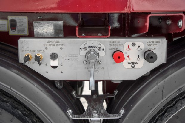 Кран управления стояночным тормозом и подвеской полуприцепа