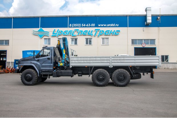Автомобиль бортовой Урал с КМУ ИМ-150