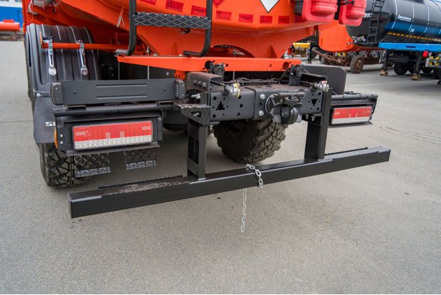 Заднее защитное устройство