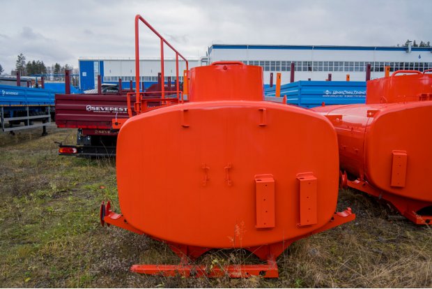 Цистерна с надрамником АТЗ 11-2Б