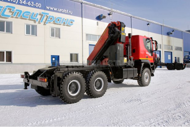 Седельный тягач IVECO-AMT с краном-манипулятором