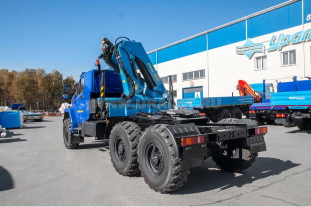 Тягач Урал NEXT 4320 с краном-манипулятором(управление с земли) 