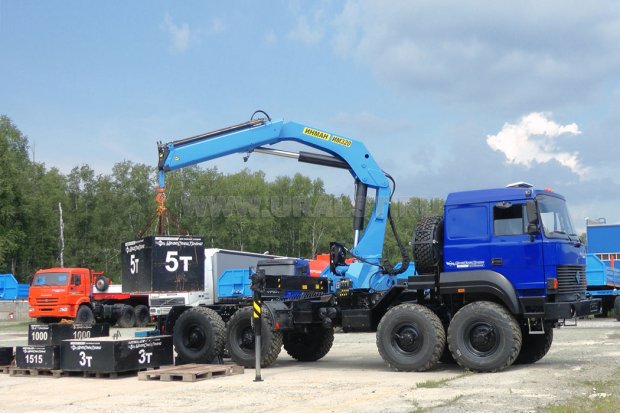 Седельный тягач Урал 8х8 с КМУ ИМ-320 УСТ-5453
