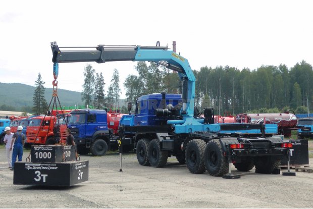 Тягач Урал 8х8 с КМУ ИМ-320 УСТ-5453