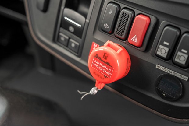 Кнопка отключения массы в кабине водителя